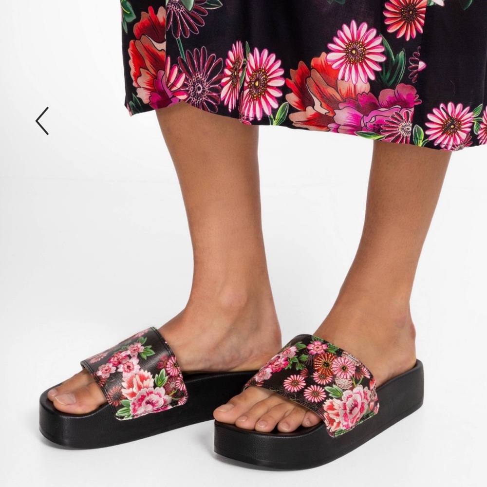 NWT 🆕JOHNNY WAS SIZE 7 slide sandals